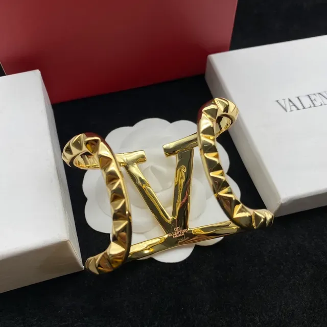 Valentino Rockstud سوار ذهبي اللون مثبت بمسمارات هرمية مفتوح على شكل V 5
