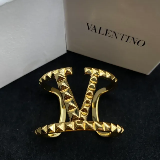 Valentino Rockstud سوار ذهبي اللون مثبت بمسمارات هرمية مفتوح على شكل V 6