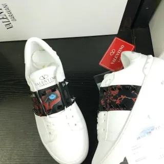 Valentino Rockstud 白色皮革镶钉带生活方式运动鞋