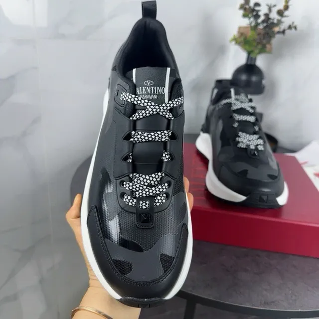 Valentino Runner Semelle noire blanche Panneaux camouflage tonals Sneakers chunky 3