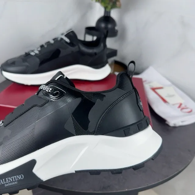 Valentino Runner Semelle noire blanche Panneaux camouflage tonals Sneakers chunky 4