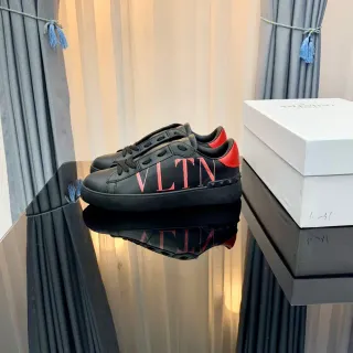 Valentino VLTN أسود وردي أحمر أسلوب الحياة حذاء رياضي