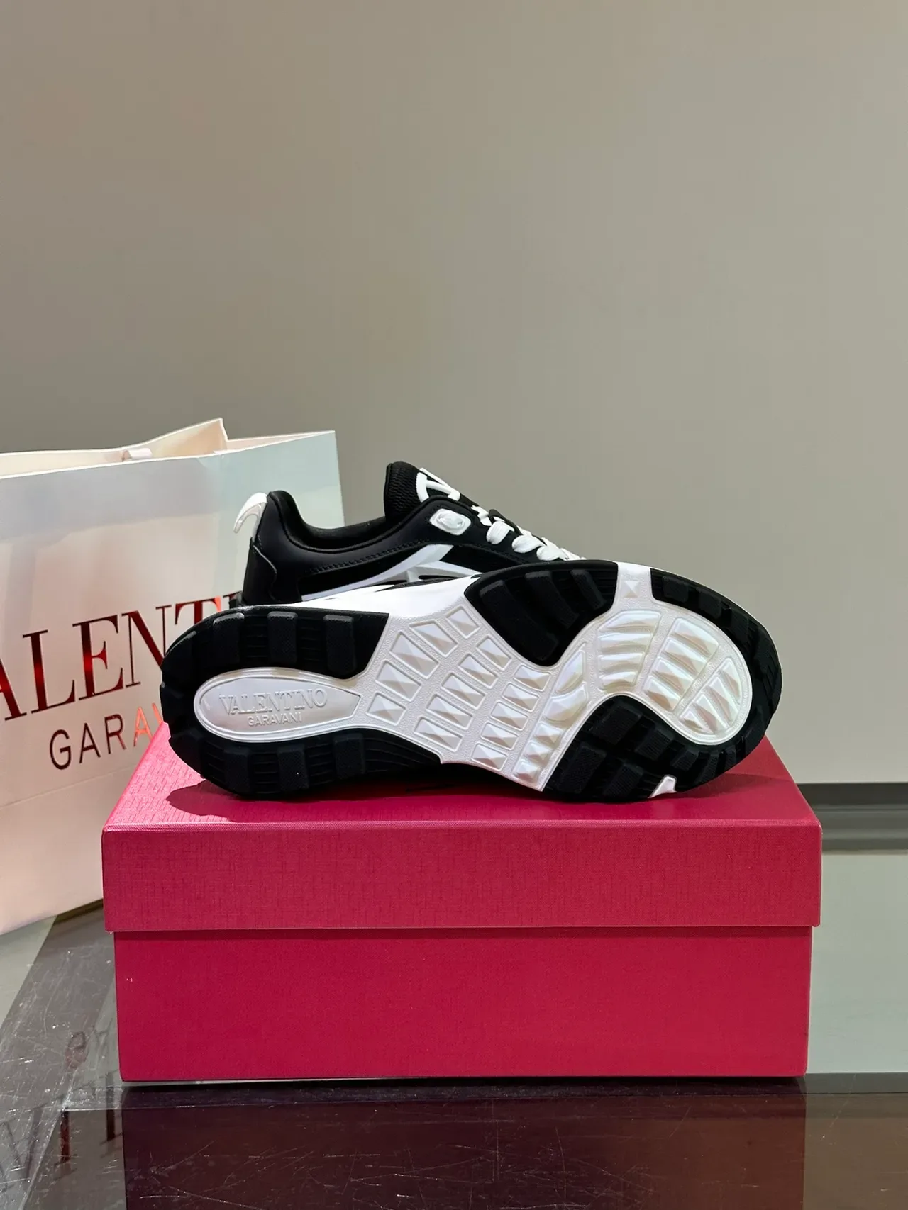 Valentino VLTN Noir Blanc Semelle Sculptée Upper Stratifié Sneakers Chunky 2