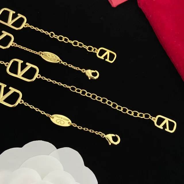 Valentino VLTN سلسلة ذهبية وسوار لؤلؤ 2