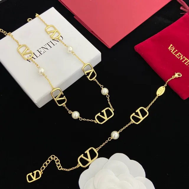 Valentino VLTN سلسلة ذهبية وسوار لؤلؤ 3