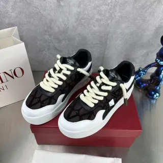 Valentino VLTN 网面和皮革生活方式运动鞋
