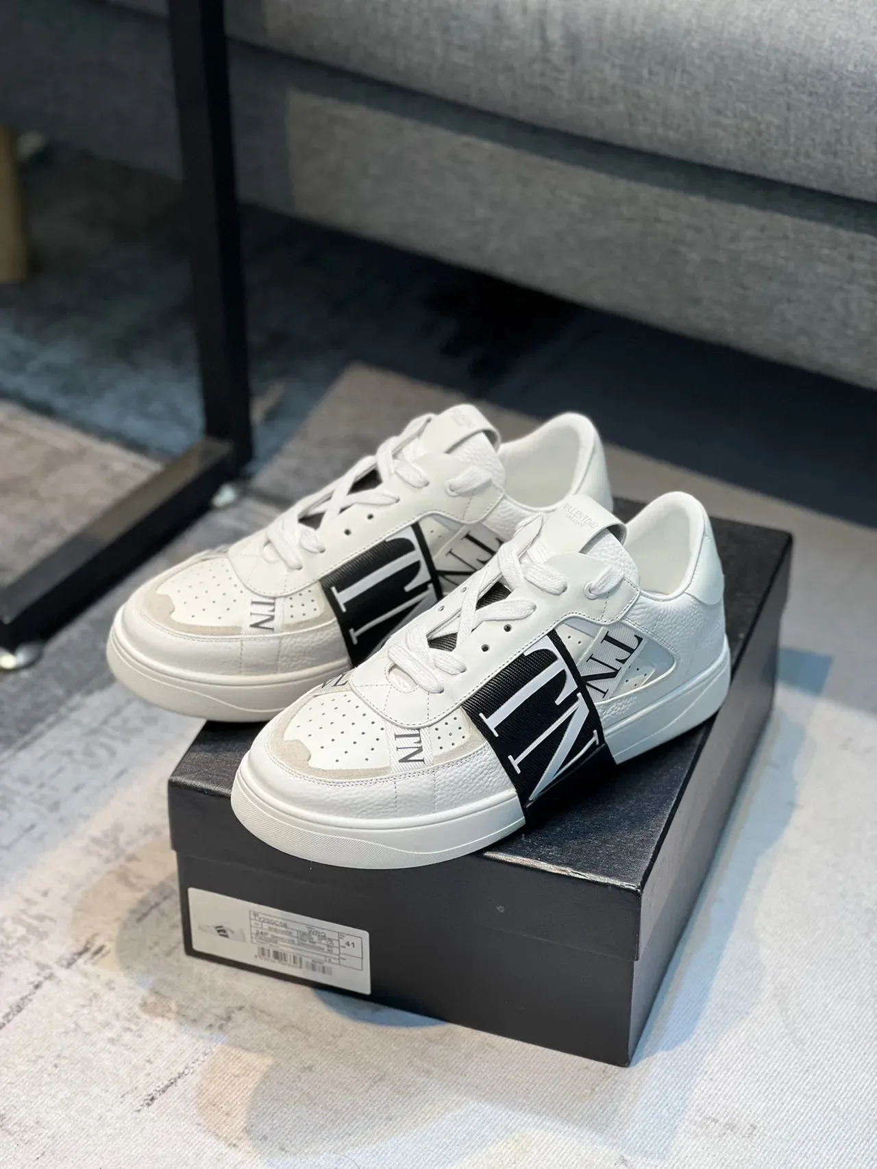 Valentino Zapatilhas Lifestyle Brancos e Pretos Low-Top com Toe Cap Perfurado 2