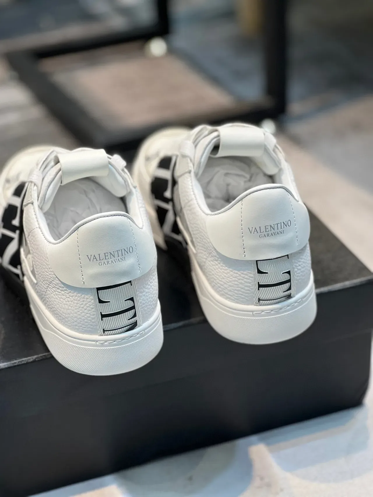 Valentino Zapatilhas Lifestyle Brancos e Pretos Low-Top com Toe Cap Perfurado 3