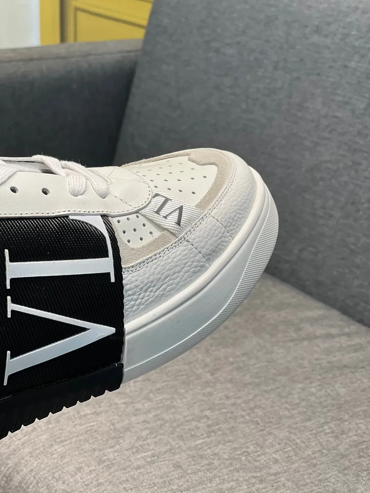 Valentino Zapatilhas Lifestyle Brancos e Pretos Low-Top com Toe Cap Perfurado 4