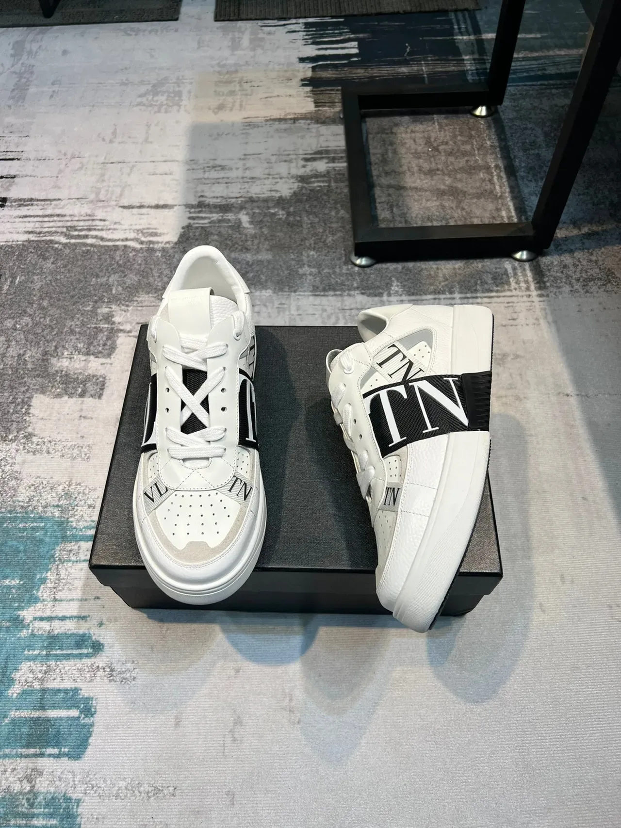 Valentino Zapatilhas Lifestyle Brancos e Pretos Low-Top com Toe Cap Perfurado 5