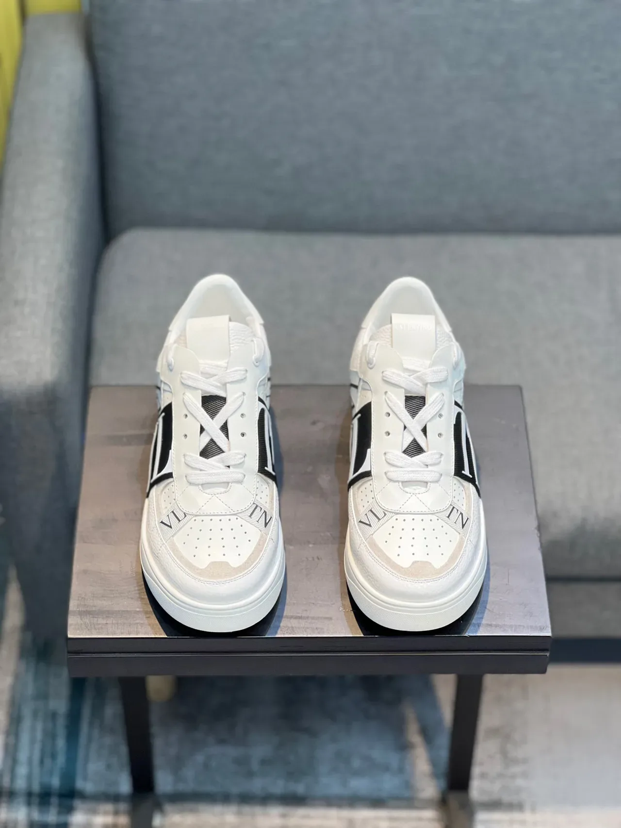 Valentino Zapatilhas Lifestyle Brancos e Pretos Low-Top com Toe Cap Perfurado 6