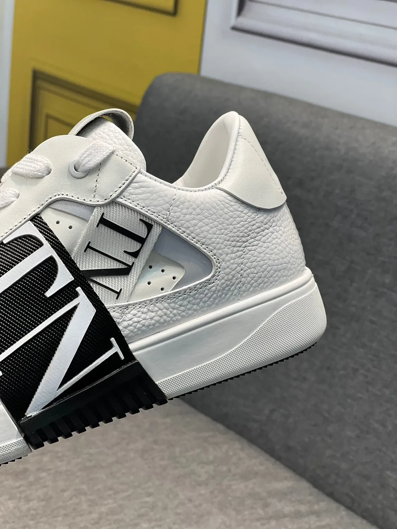 Valentino Zapatilhas Lifestyle Brancos e Pretos Low-Top com Toe Cap Perfurado 7