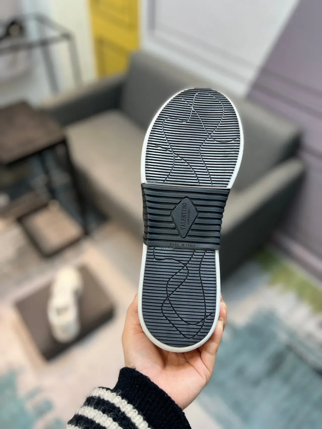 Valentino Zapatilhas Lifestyle Brancos e Pretos Low-Top com Toe Cap Perfurado 8