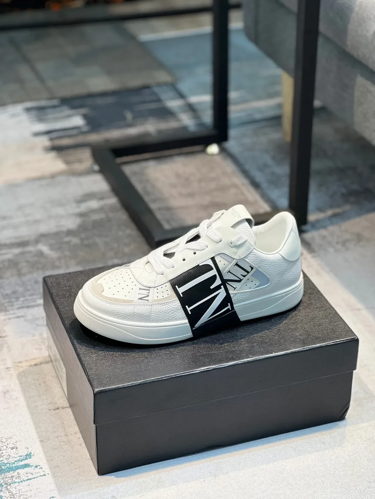 Valentino Zapatilhas Lifestyle Brancos e Pretos Low-Top com Toe Cap Perfurado 9