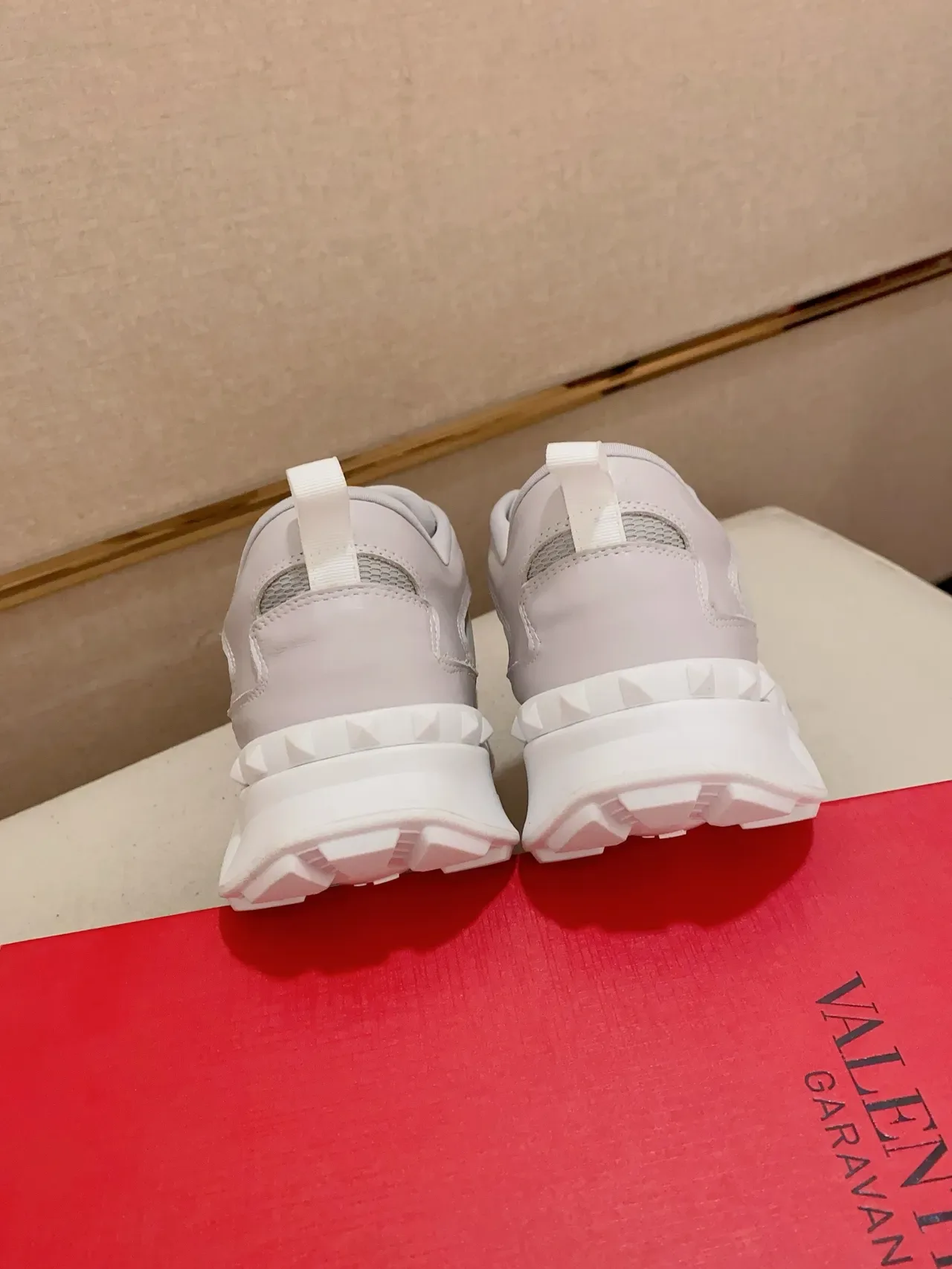 Valentino Tênis Chunky Sola Branca e Cinza Malha e Overlay Sintético 3