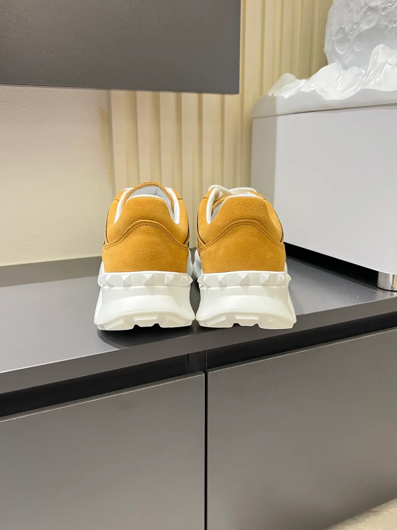Valentino Jaune Noir Daim Supérieur Semelle sculptée blanche Sneakers Lifestyle 2