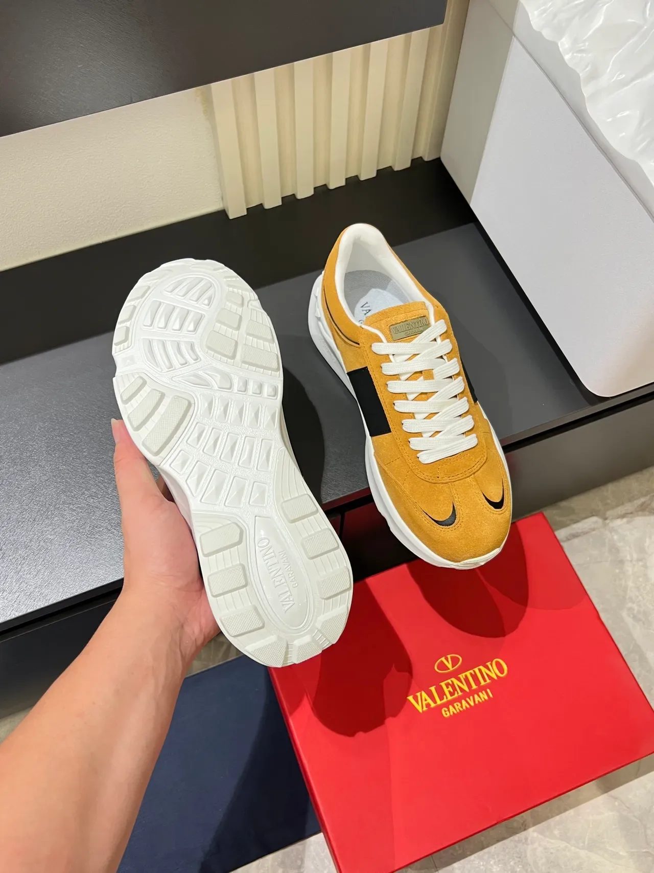 Valentino Jaune Noir Daim Supérieur Semelle sculptée blanche Sneakers Lifestyle 3