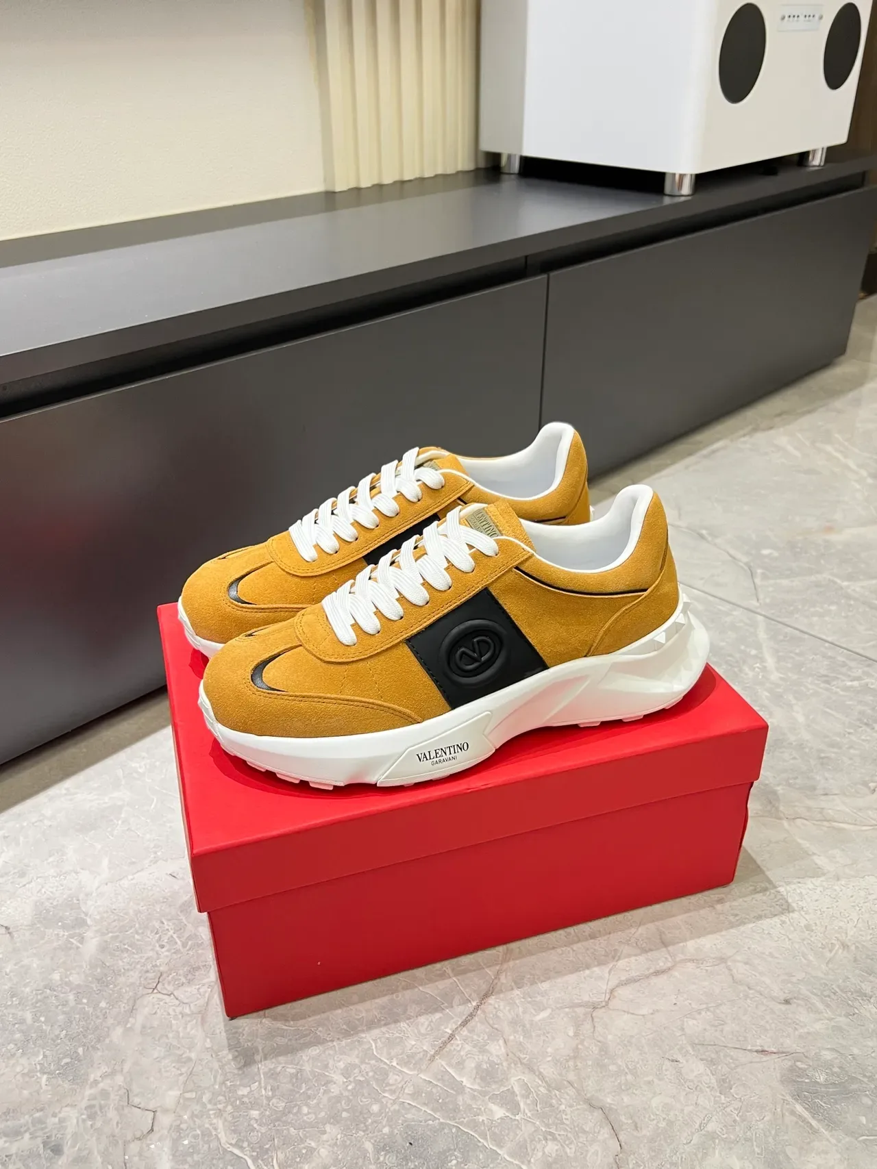 Valentino Jaune Noir Daim Supérieur Semelle sculptée blanche Sneakers Lifestyle 4