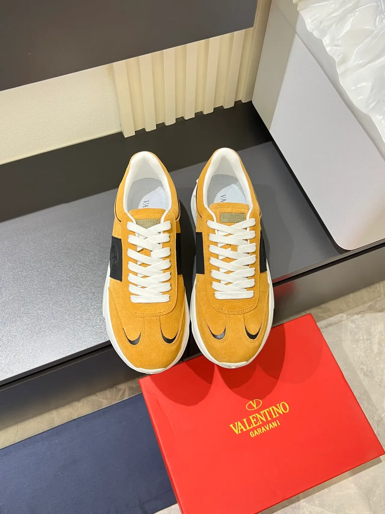 Valentino Jaune Noir Daim Supérieur Semelle sculptée blanche Sneakers Lifestyle 5
