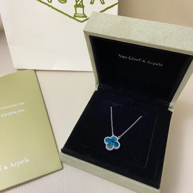 Van Cleef & Arpels Alhambra Colar com Pingente de Trévo de Quatro Folhas em Esmalte Azul 3