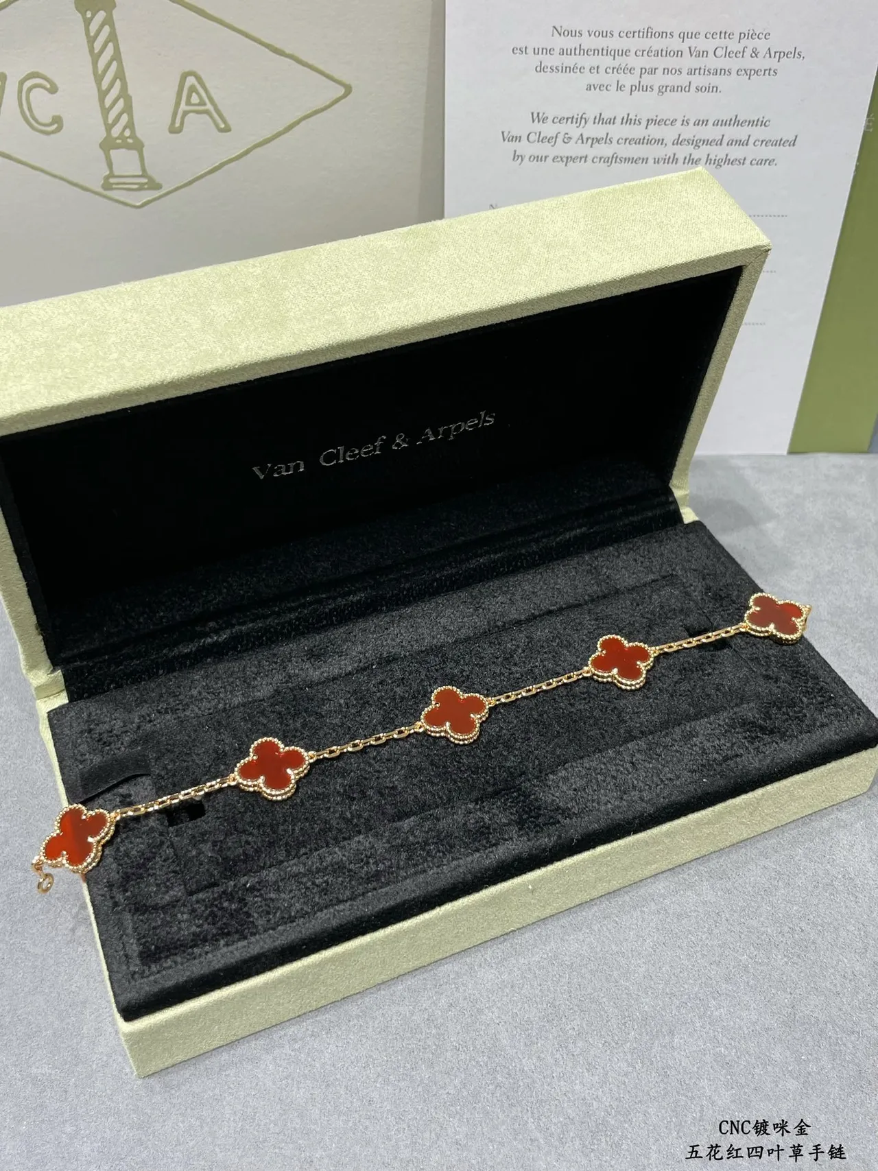 Van Cleef & Arpels Alhambra Cinco Motivos Esmalte Vermelho Pulseira de Ouro 3