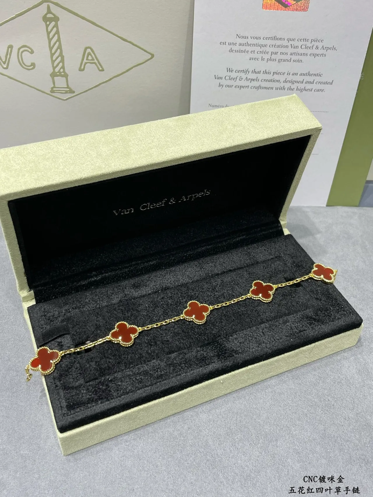 Van Cleef & Arpels Alhambra Cinco Motivos Esmalte Vermelho Pulseira de Ouro 4