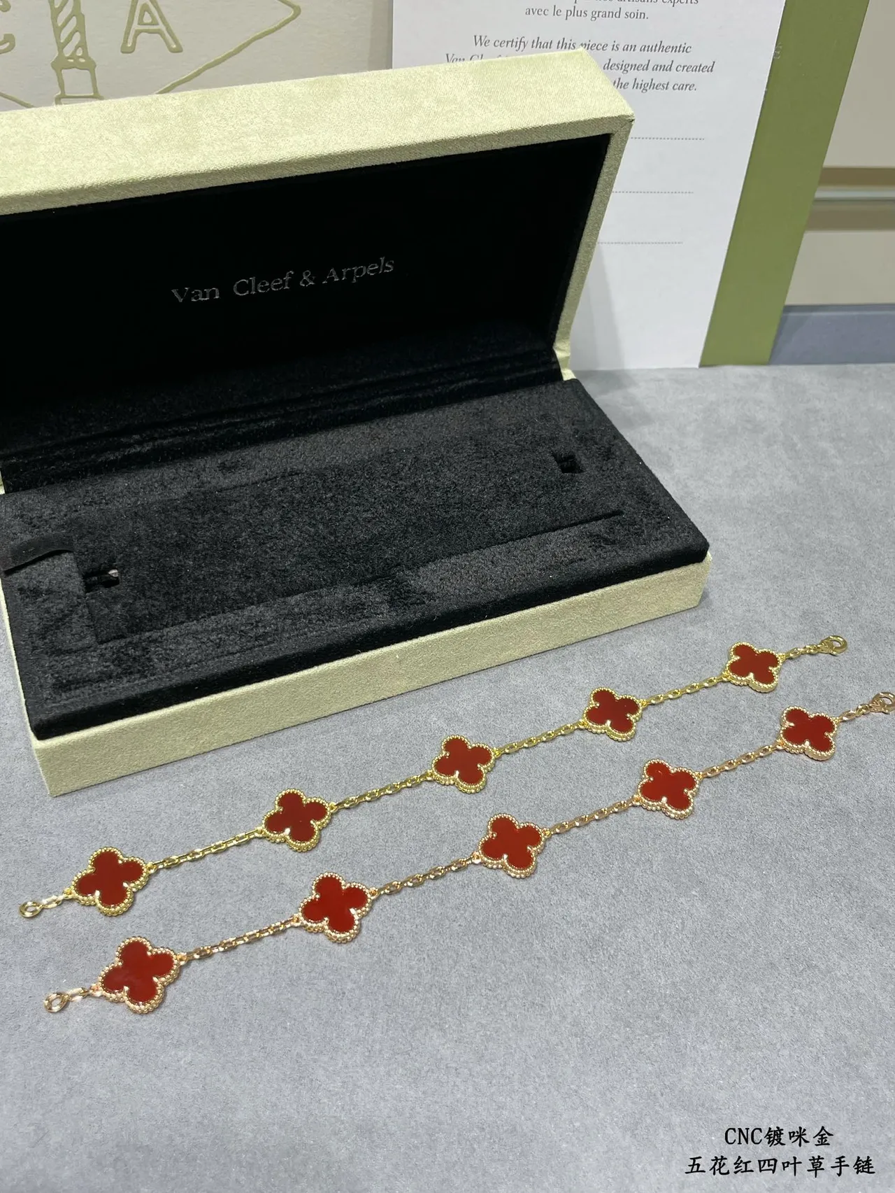 Van Cleef & Arpels Alhambra Cinco Motivos Esmalte Vermelho Pulseira de Ouro 6