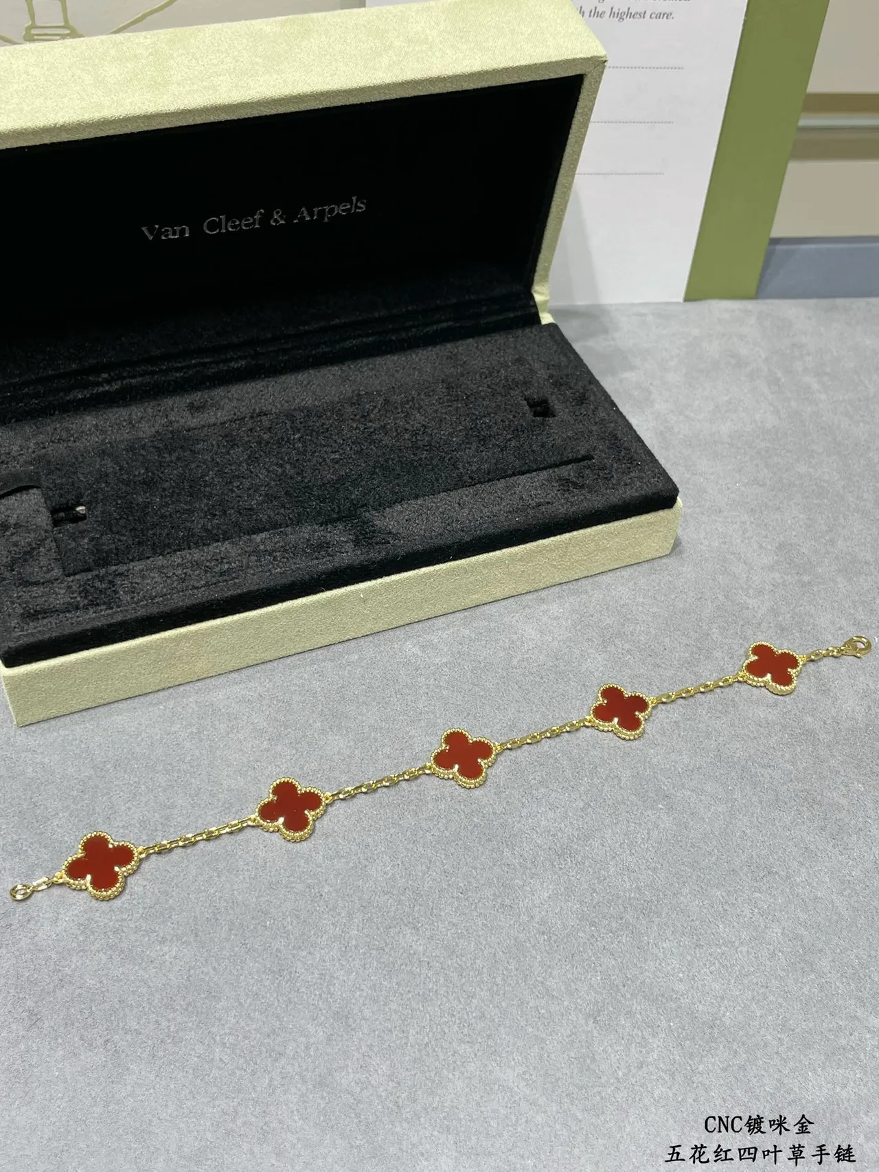 Van Cleef & Arpels Alhambra Cinco Motivos Esmalte Vermelho Pulseira de Ouro 7