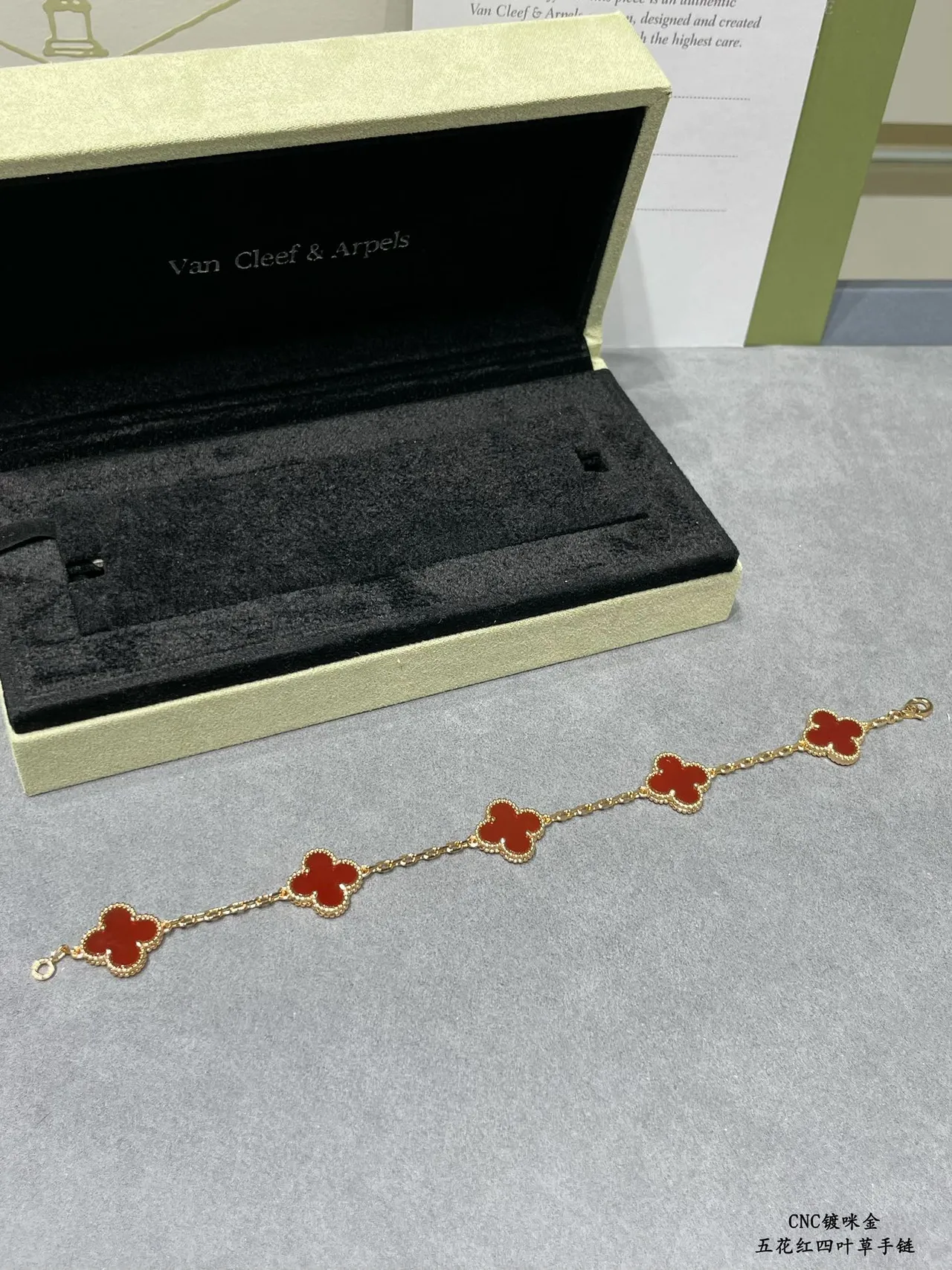 Van Cleef & Arpels Alhambra Cinco Motivos Esmalte Vermelho Pulseira de Ouro 8