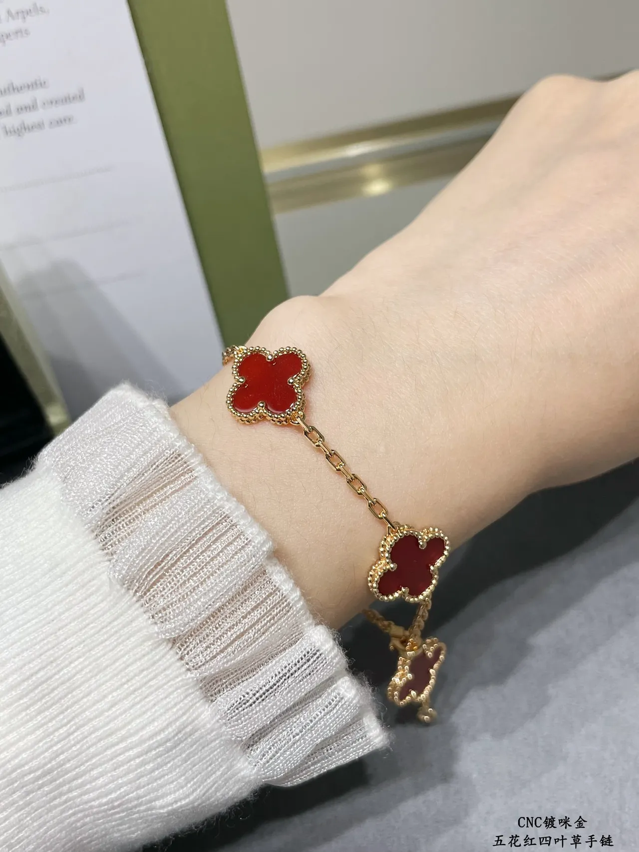 Van Cleef & Arpels Alhambra Cinco Motivos Esmalte Vermelho Pulseira de Ouro 9