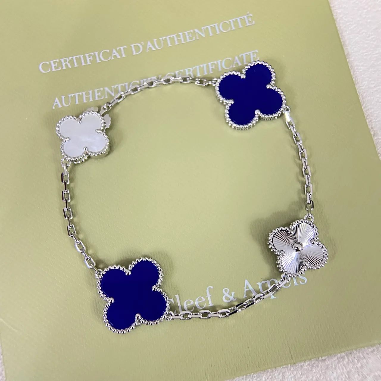 Van Cleef & Arpels Alhambra Bracelet à maillons de chaîne dorés et bleus avec motifs de trèfle à quatre feuilles 2
