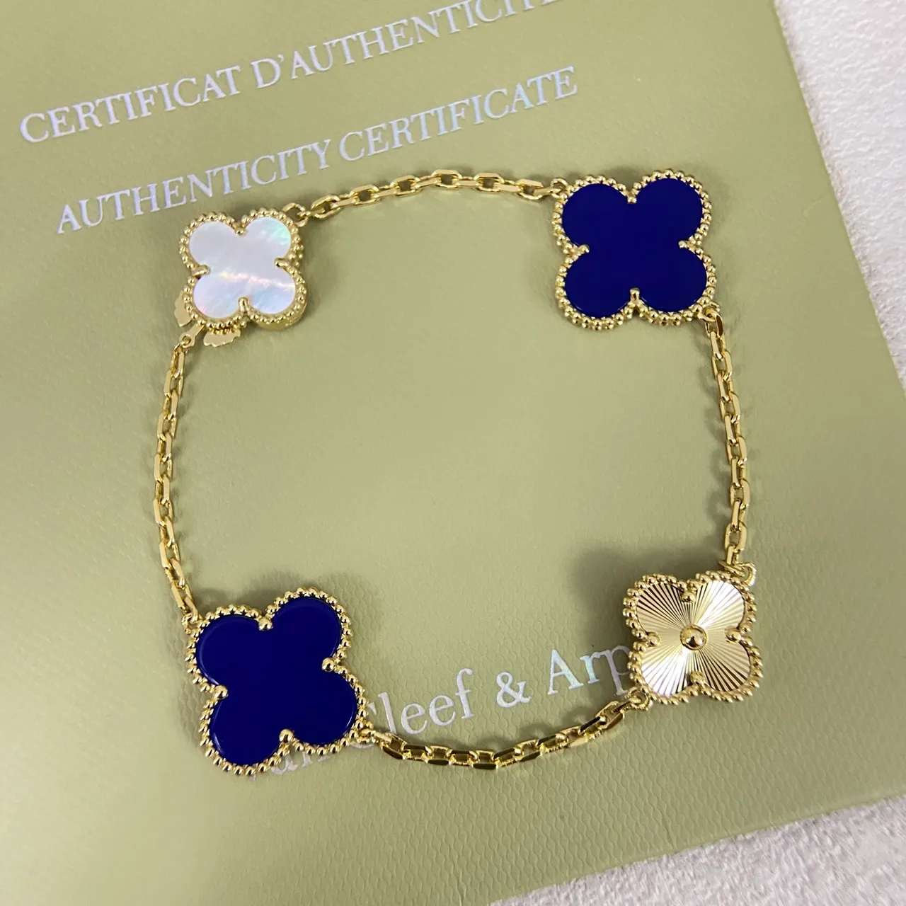 Van Cleef & Arpels Alhambra Bracelet à maillons de chaîne dorés et bleus avec motifs de trèfle à quatre feuilles 3