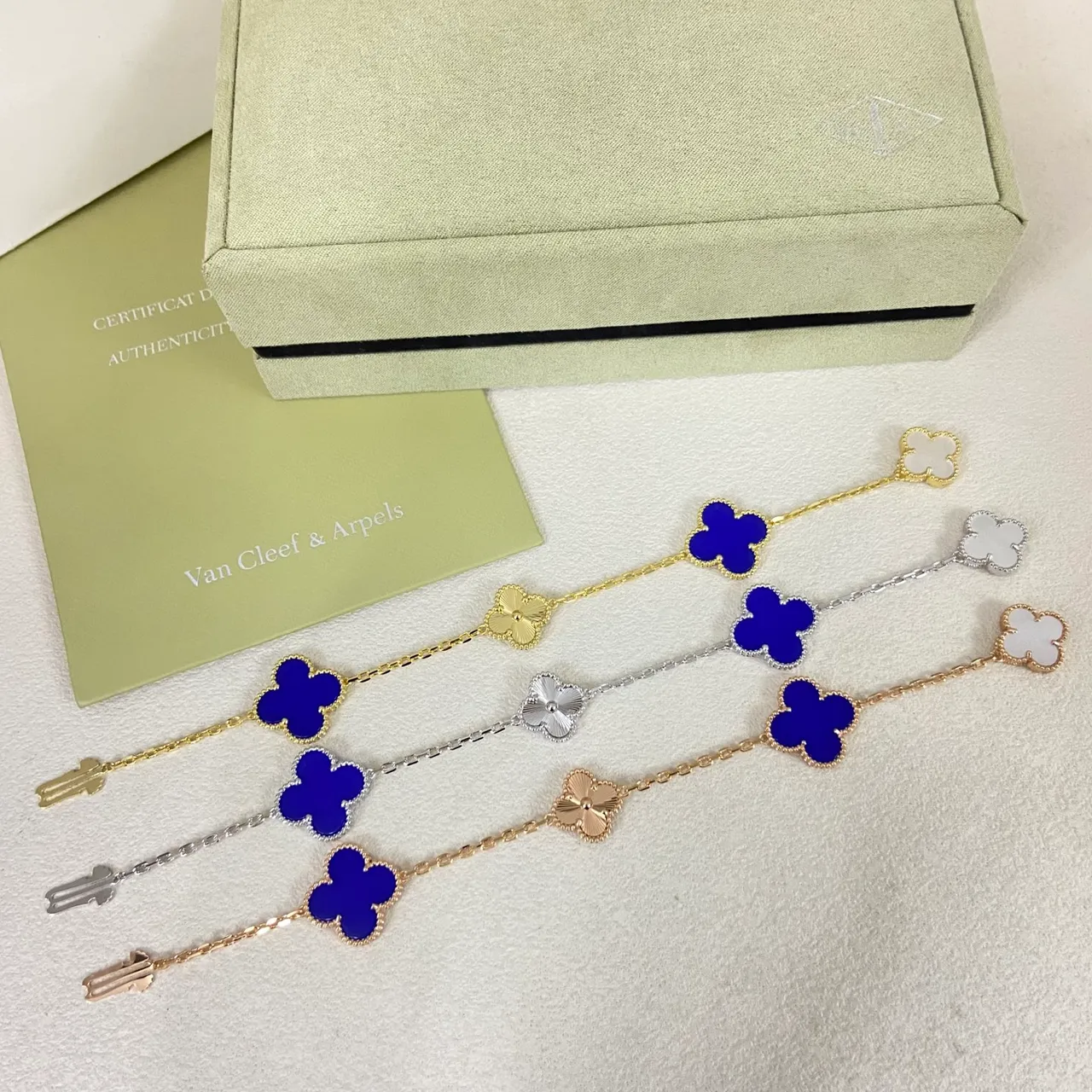 Van Cleef & Arpels Alhambra Bracelet à maillons de chaîne dorés et bleus avec motifs de trèfle à quatre feuilles 4