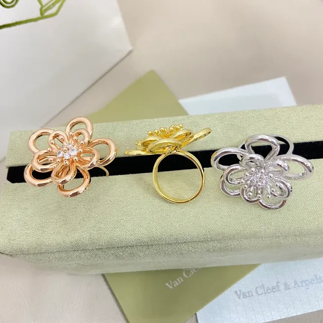 Van Cleef & Arpels Alhambra Broche central pavé-set floral em ouro e prata com trabalho aberto 2