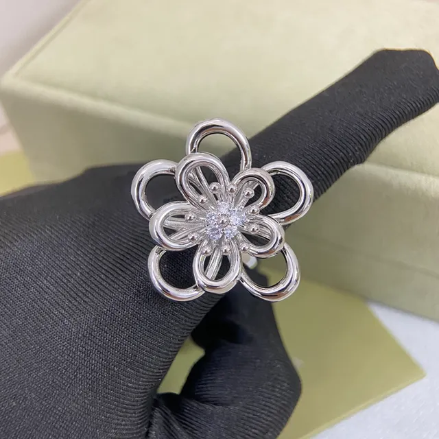 Van Cleef & Arpels Alhambra Broche central pavé-set floral em ouro e prata com trabalho aberto 3