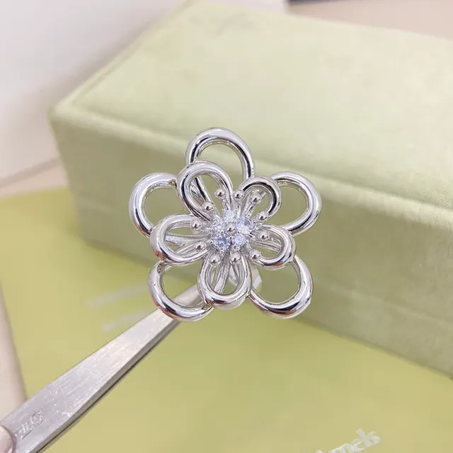 Van Cleef & Arpels Alhambra Broche central pavé-set floral em ouro e prata com trabalho aberto 4