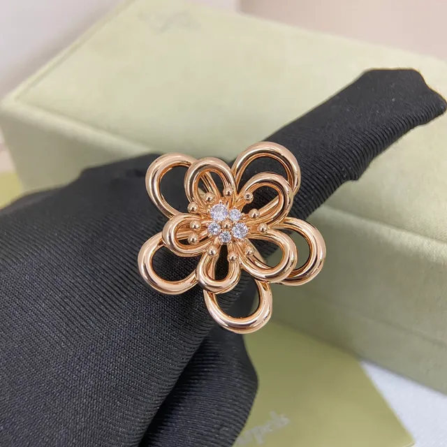 Van Cleef & Arpels Alhambra Broche central pavé-set floral em ouro e prata com trabalho aberto 5