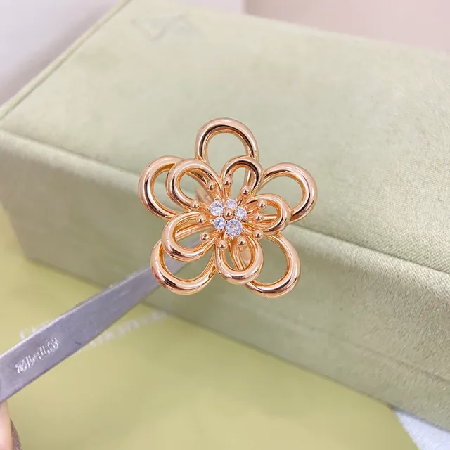 Van Cleef & Arpels Alhambra Broche central pavé-set floral em ouro e prata com trabalho aberto 6