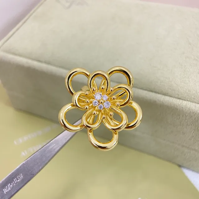 Van Cleef & Arpels Alhambra Broche central pavé-set floral em ouro e prata com trabalho aberto 7
