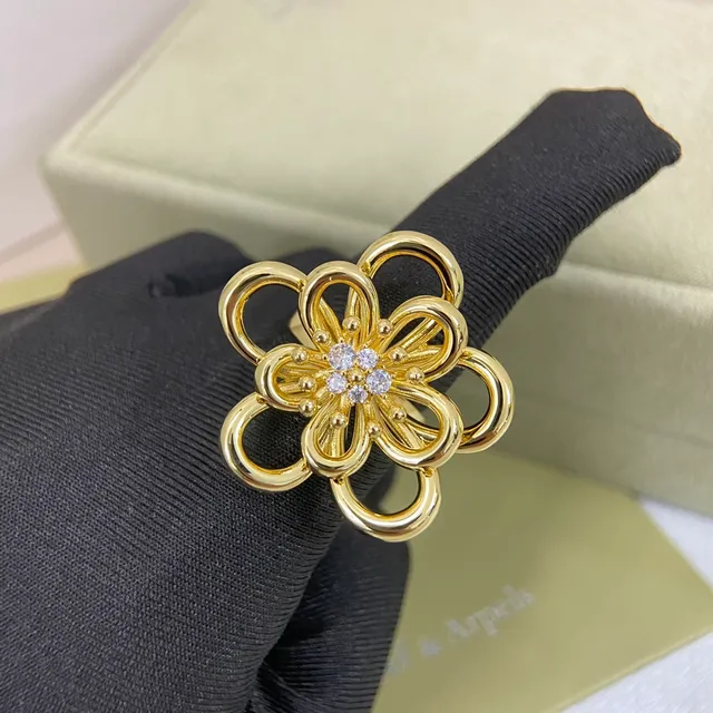 Van Cleef & Arpels Alhambra Broche central pavé-set floral em ouro e prata com trabalho aberto 8