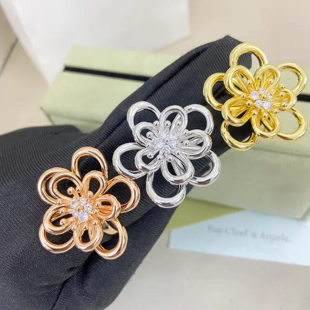 Van Cleef & Arpels Alhambra Broche central pavé-set floral em ouro e prata com trabalho aberto 9