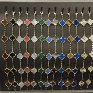Van Cleef & Arpels Alhambra Collier avec Charme Quatre Feuilles