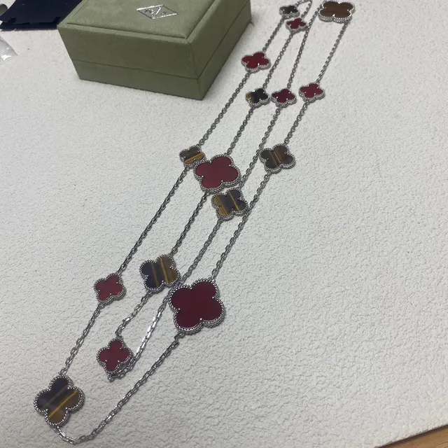 Van Cleef & Arpels Alhambra Collier Œil de Tigre Rouge et Trèfle à Quatre Feuilles 2