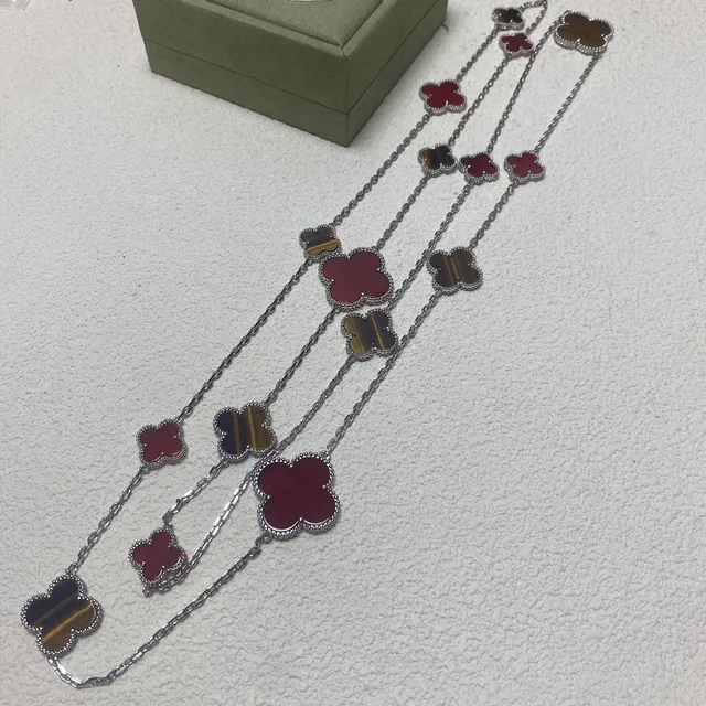 Van Cleef & Arpels Alhambra Collier Œil de Tigre Rouge et Trèfle à Quatre Feuilles 3