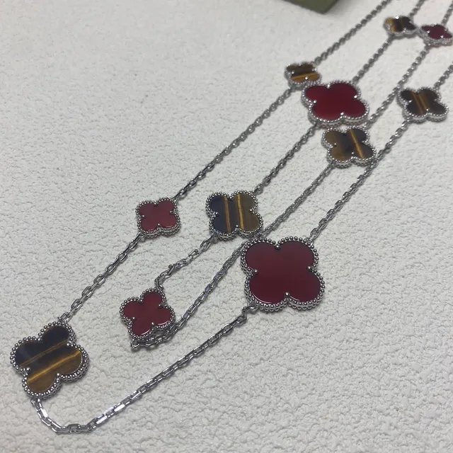 Van Cleef & Arpels Alhambra Collier Œil de Tigre Rouge et Trèfle à Quatre Feuilles 4