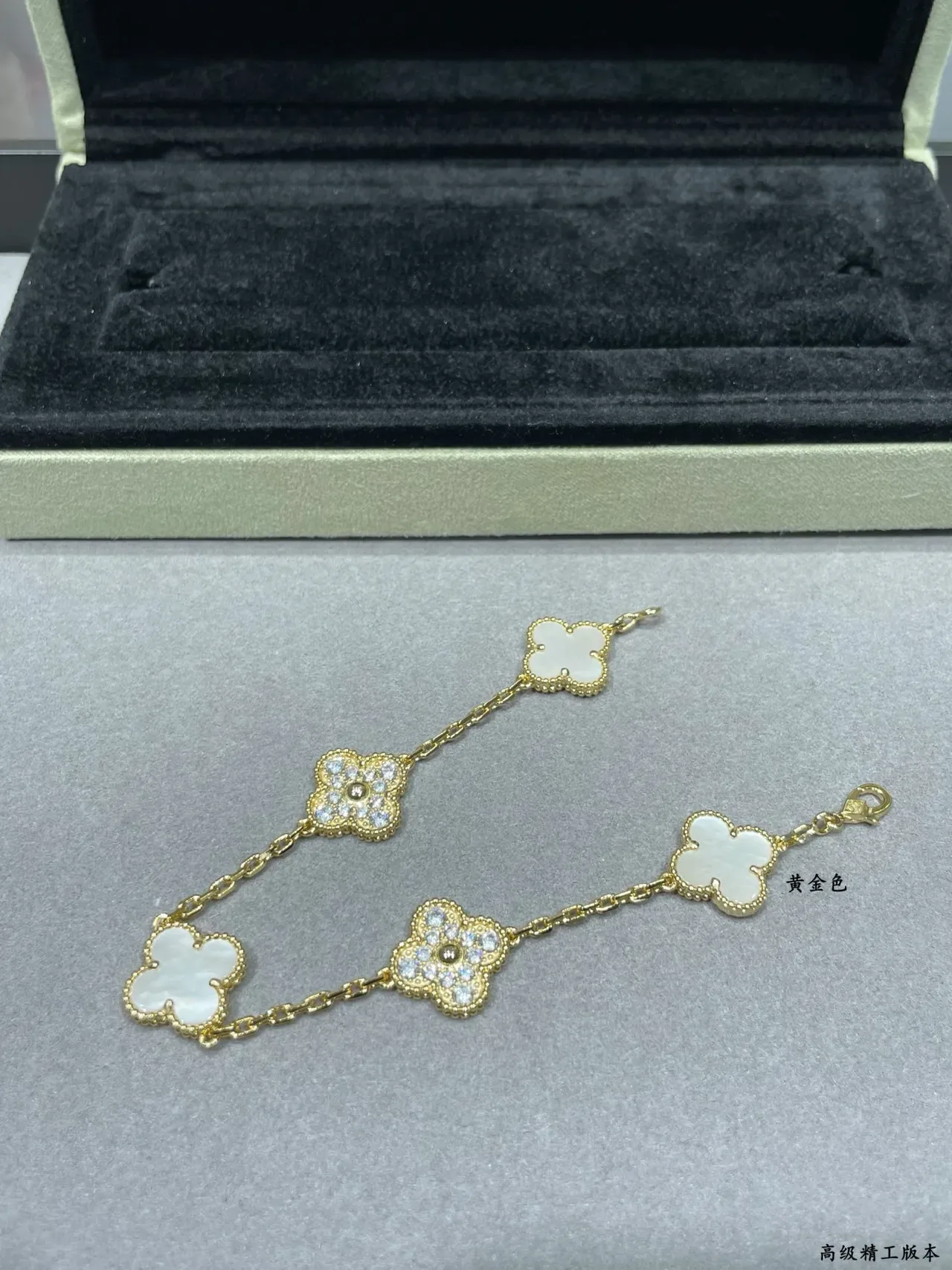 Van Cleef & Arpels Alhambra Pulseira de Ouro Branco com Charms de Trébol de Quatro Folhas em Inlay de Madreperla 3