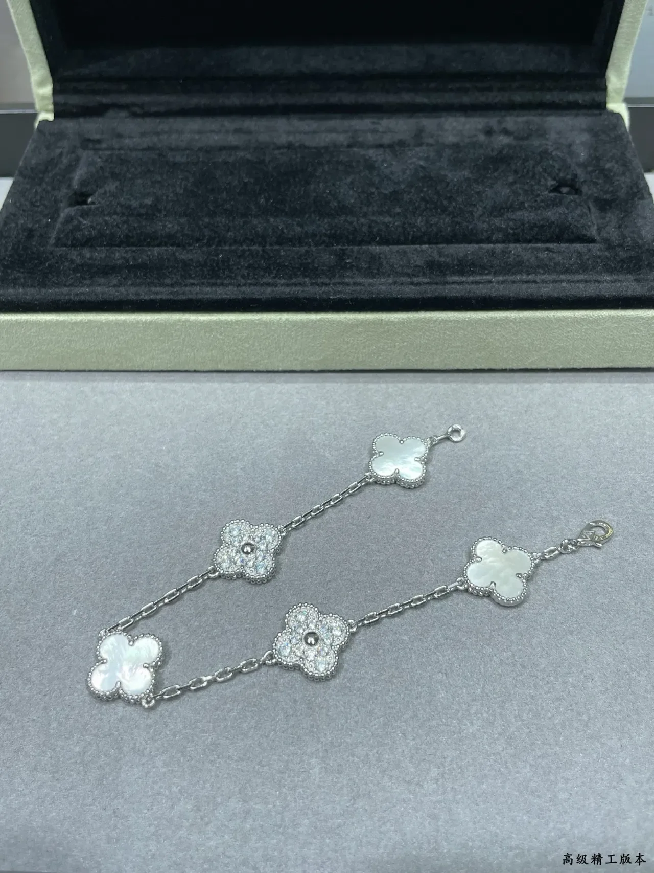 Van Cleef & Arpels Alhambra Pulseira de Ouro Branco com Charms de Trébol de Quatro Folhas em Inlay de Madreperla 4