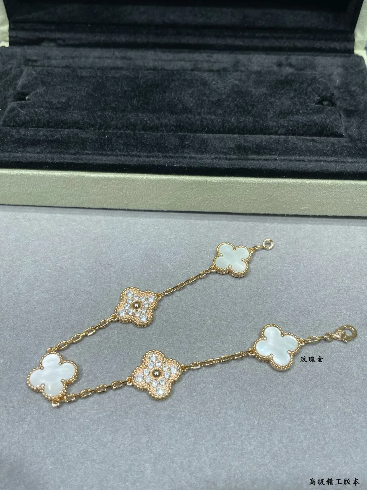 Van Cleef & Arpels Alhambra Pulseira de Ouro Branco com Charms de Trébol de Quatro Folhas em Inlay de Madreperla 5