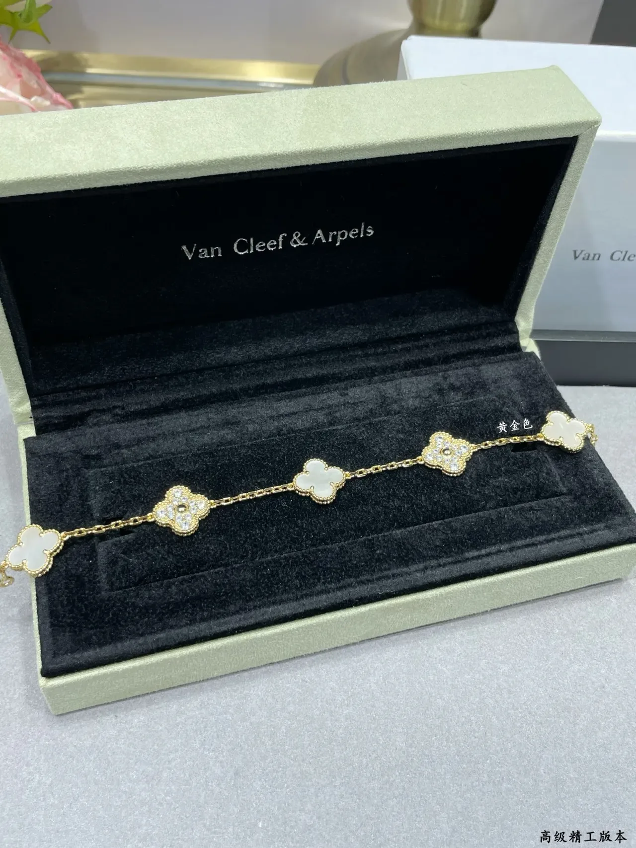 Van Cleef & Arpels Alhambra Pulseira de Ouro Branco com Charms de Trébol de Quatro Folhas em Inlay de Madreperla 6