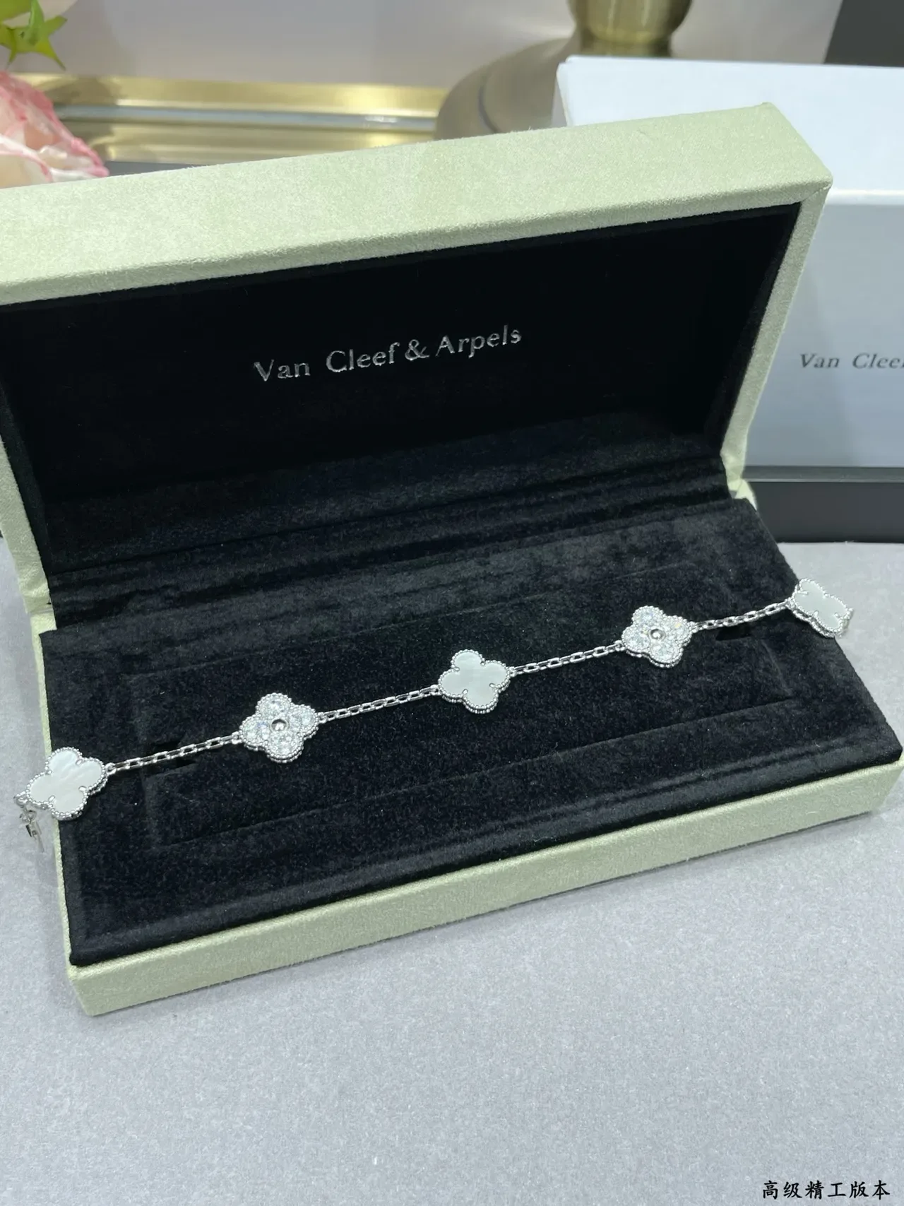 Van Cleef & Arpels Alhambra Pulseira de Ouro Branco com Charms de Trébol de Quatro Folhas em Inlay de Madreperla 7